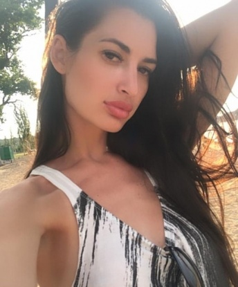 🌹 У меня есть все для того, чтобы увлечь тебя в мир страсти и нежности. Живу в Москве и мои услуги доступны для истинных ценителей наслаждений. 🌃 Моя красивая фигура и неподдельная страсть не оставят тебя равнодушным. Быть со мной - это погружение в океан блаженства, которое будешь вспоминать с улыбкой. В моих отзывах есть только самые теплые слова их довольных клиентов. 🥰 Со мной встреча будто встреча с давней знакомой, с которой можно расслабиться и насладиться каждой минутой. 😉 С нетерпением жду встречи и готова подарить тебе незабываемые мгновения удовольствия! 💋 💋💋 Надя
